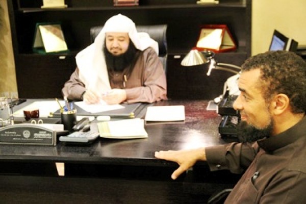 “ساميان” البريطاني يزور المكتب وينقل تجربة اسلامه