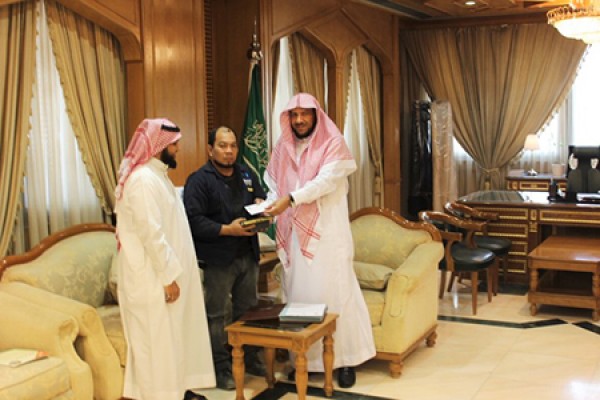 مدير فرع “الشؤون الإسلامية” بالرياض يستقبل المسلم الجديد “سلمان”