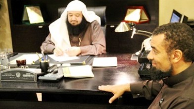 “ساميان” البريطاني يزور المكتب وينقل تجربة اسلامه