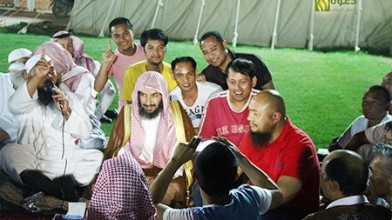 الشيخان الشثري والعجلان يشهدان إسلام 17 فلبينيا في ملتقى “حُجة وهداية”
