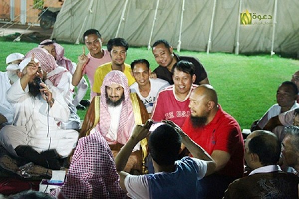 الشيخان الشثري والعجلان يشهدان إسلام 17 فلبينيا في ملتقى “حُجة وهداية”
