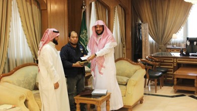مدير فرع “الشؤون الإسلامية” بالرياض يستقبل المسلم الجديد “سلمان”