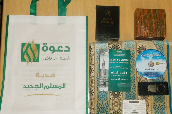 الراجحي وبابكر يتكفلان بهدايا المسلمين الجدد