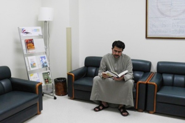 توزيع حاملات الكتب العلمية والمطويات في 14 موقعا بمجمع الملك سعود الطبي